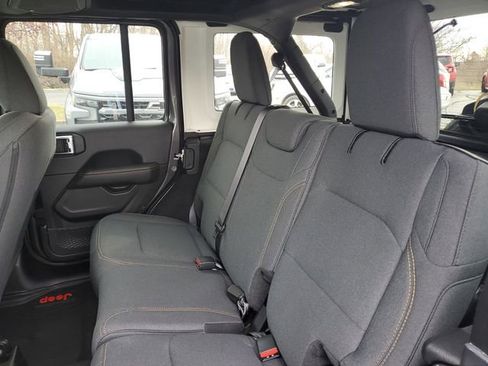 Used 2025 Jeep Wrangler Sahara image 28
