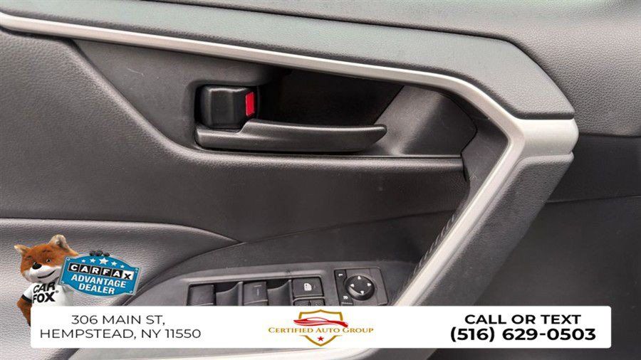 Used 2020 Toyota RAV4 LE AWD/4WD image 12