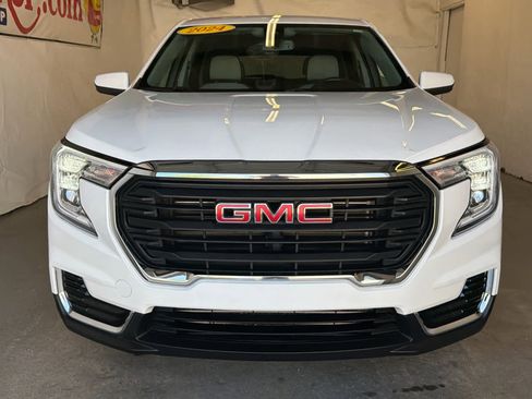 Used 2024 GMC Terrain SLE FWD image 3