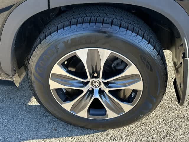 Used 2022 Toyota Highlander XLE AWD/4WD image 5