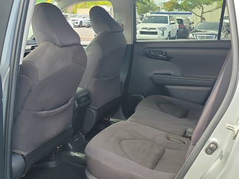 Used 2021 Toyota Highlander L FWD image 14