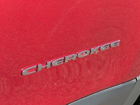 Used 2019 Jeep Cherokee Latitude Plus w/ Comfort/Convenience Group image 32