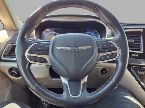 Used 2020 Chrysler Pacifica Touring-L Plus image 15