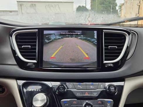 Used 2023 Chrysler Pacifica Touring-L FWD image 19