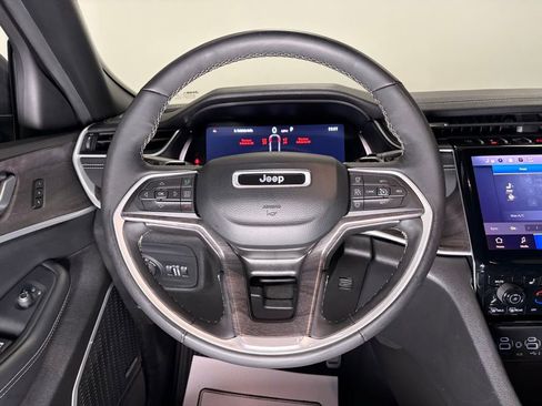 Used 2024 Jeep Grand Cherokee L Limited w/ Black Appearance Package image 15