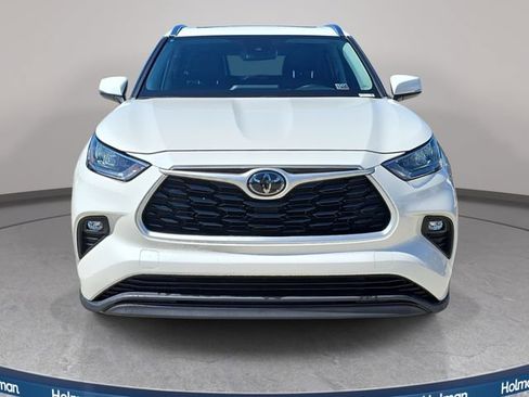 Used 2020 Toyota Highlander XLE AWD/4WD image 3
