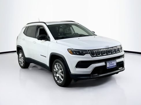Used 2022 Jeep Compass Latitude w/ Sun and Sound Group AWD/4WD image 3