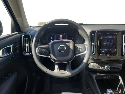 Used 2023 Volvo XC40 B5 Plus image 12