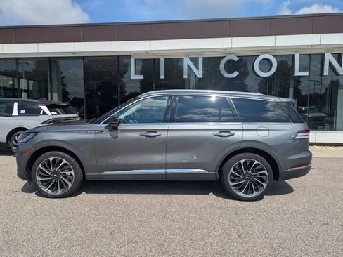 Used 2025 Lincoln Aviator Reserve w/ Equipment Group 201A AWD/4WD image 3
