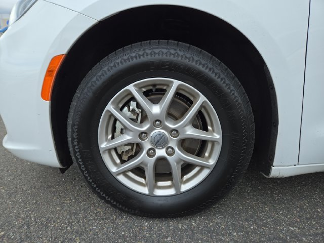 Used 2024 Chrysler Pacifica Touring-L FWD image 9