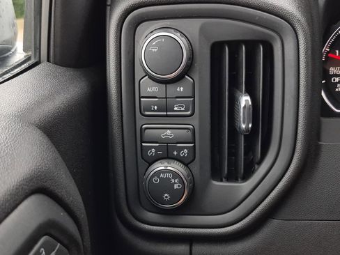 Used 2022 Chevrolet Silverado 1500 Custom w/ Safety Confidence Package AWD/4WD image 18