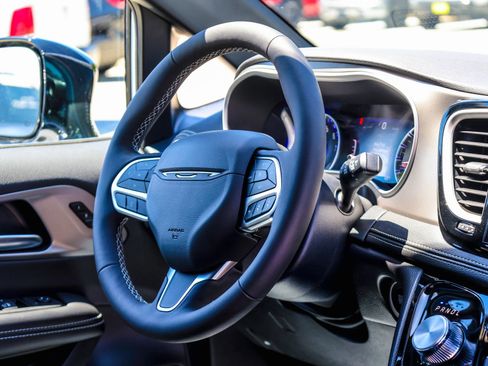 New 2027 Chrysler Pacifica Select FWD image 14