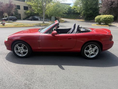 Used 2005 MAZDA MX-5 Miata RWD image 4
