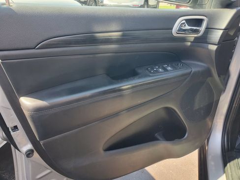 Used 2020 Jeep Grand Cherokee Laredo AWD/4WD image 7