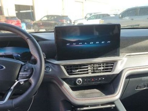 Used 2025 Ford Explorer ST-Line w/ ST-Line Street Pack image 8