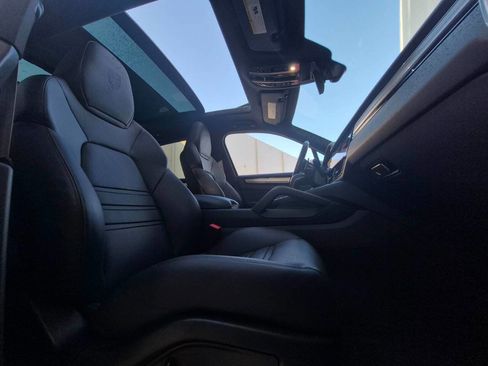 Used 2022 Porsche Cayenne Platinum Edition image 24