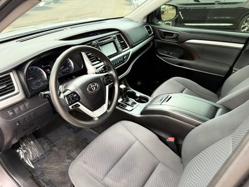 Used 2019 Toyota Highlander LE AWD/4WD image 11