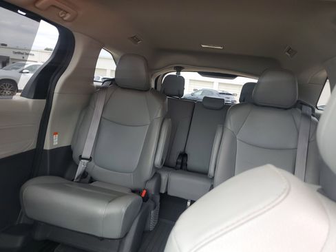 Used 2021 Toyota Sienna XLE AWD/4WD image 28