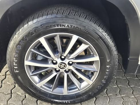 Used 2019 Toyota Highlander XLE image 12