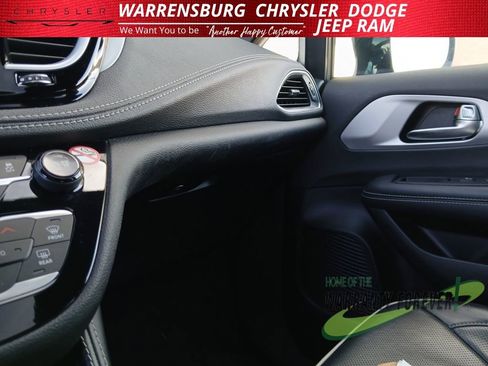 Used 2025 Chrysler Pacifica Limited image 26