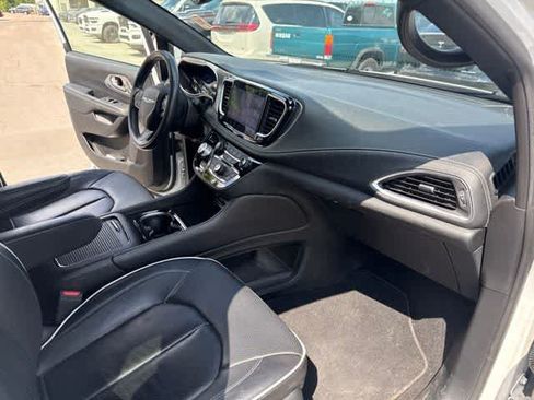 Used 2022 Chrysler Pacifica Limited w/ Uconnect Theater Family Group AWD/4WD image 27