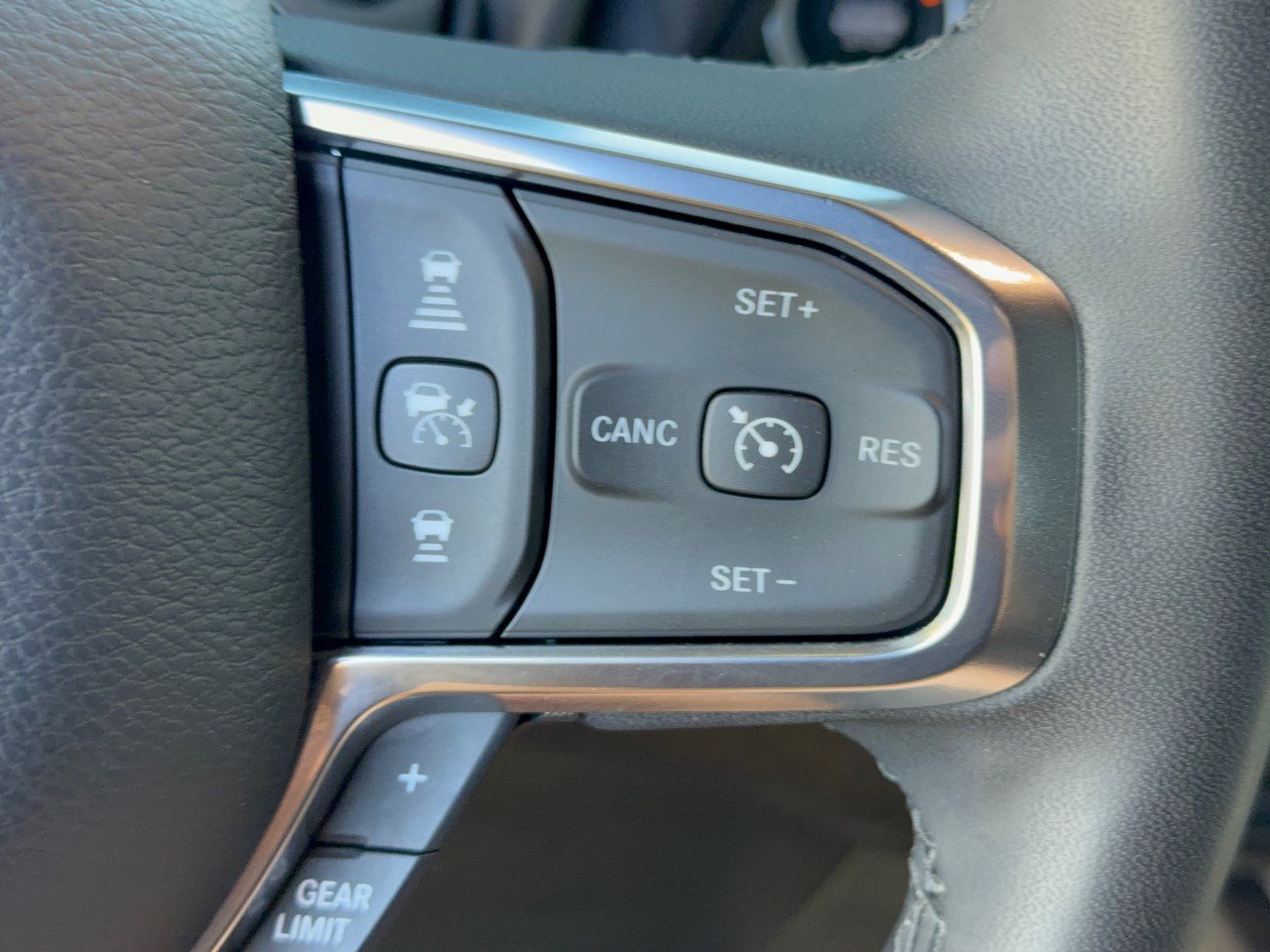 Used 2025 RAM 3500 Laramie AWD/4WD image 19