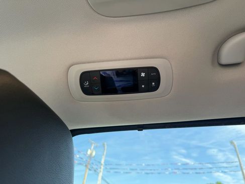 Used 2020 Chrysler Pacifica Touring-L image 18