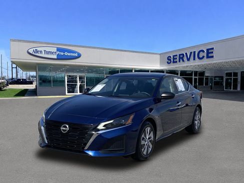 Used 2024 Nissan Altima 2.5 S FWD image 3