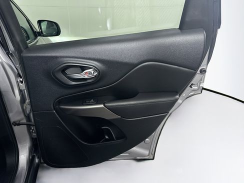 Used 2019 Jeep Cherokee Latitude Plus w/ Cold Weather Group image 28