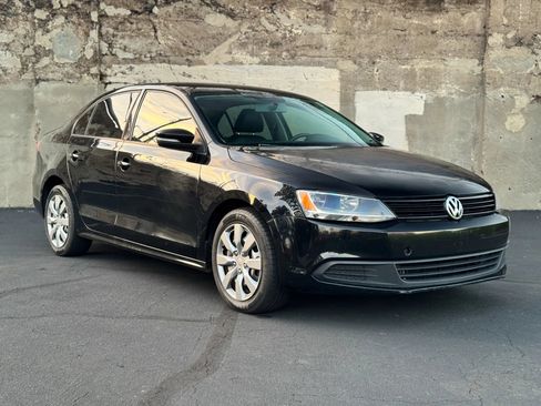 Used 2012 Volkswagen Jetta SE FWD image 2