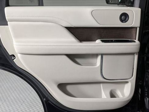 Used 2018 Lincoln Navigator Reserve w/ Technology Package AWD/4WD image 17