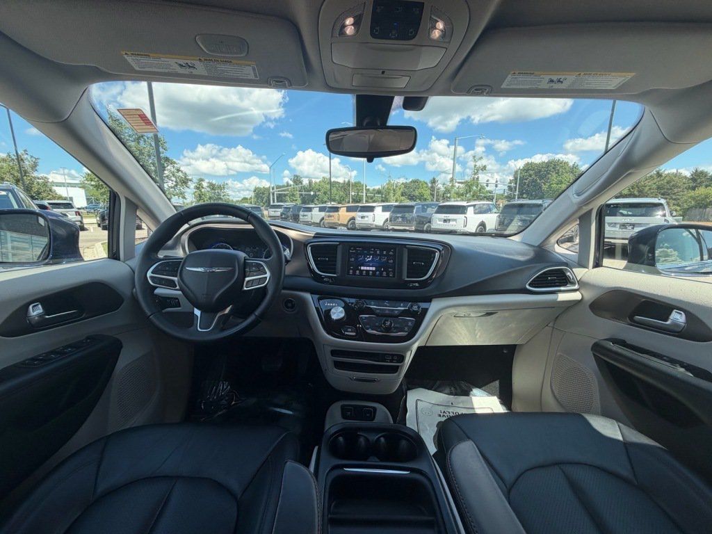 Used 2018 Chrysler Pacifica Touring-L FWD image 8