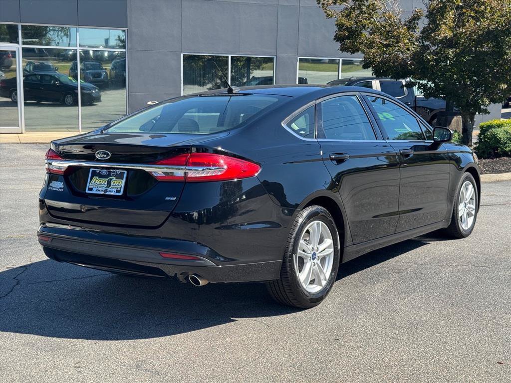Used 2018 Ford Fusion SE w/ Fusion SE Technology Package FWD image 3