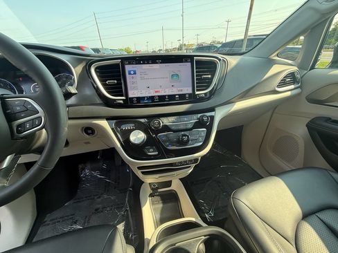 Used 2024 Chrysler Pacifica Touring-L FWD image 15