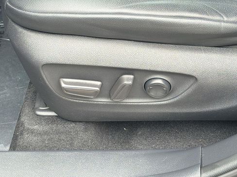 Used 2021 Toyota Highlander XLE AWD/4WD image 24