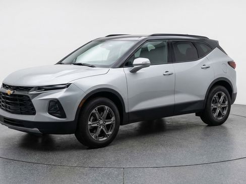 Used 2025 Chevrolet Blazer LT image 3