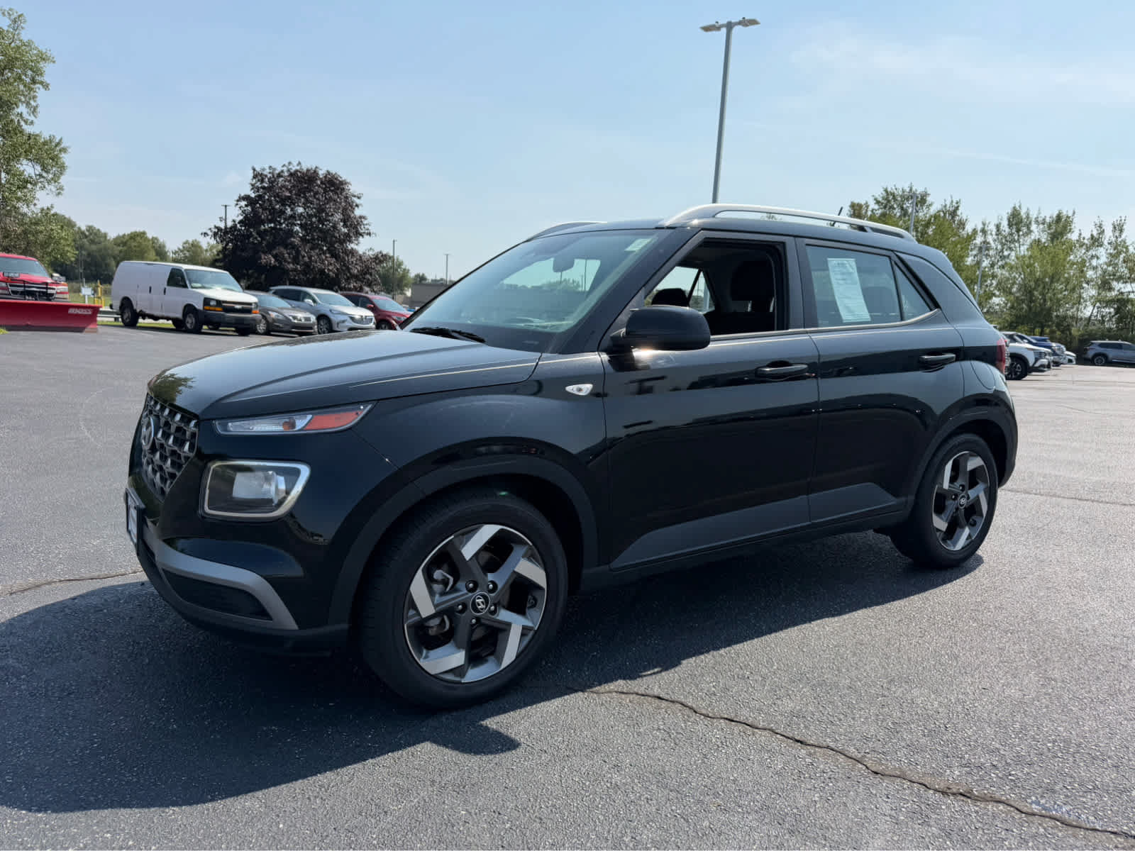 Used 2023 Hyundai Venue SEL w/ Cargo Package FWD image 3