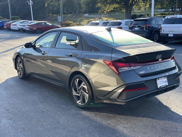 Used 2025 Hyundai Elantra Sport FWD image 4
