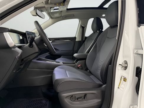 New 2025 Volkswagen Tiguan SE image 18