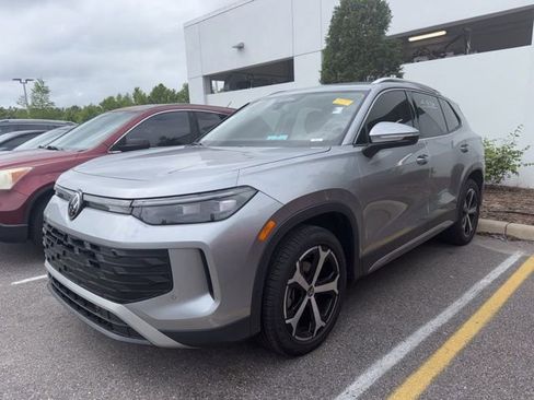 Used 2025 Volkswagen Tiguan SE image 1