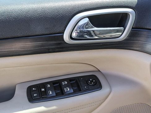 Used 2020 Jeep Grand Cherokee Laredo w/ 18" Wheel & 8.4" Radio Group AWD/4WD image 19