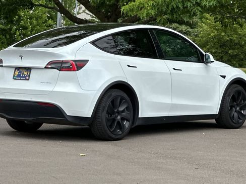 Used 2021 Tesla Model Y Long Range AWD/4WD image 2