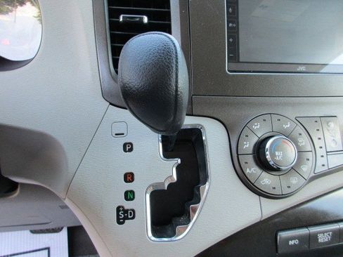 Used 2011 Toyota Sienna LE w/ Towing Pkg FWD image 22