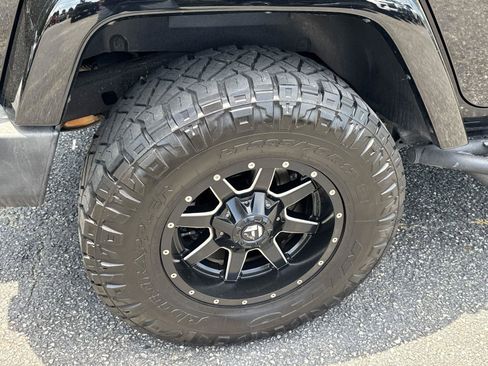 Used 2018 Jeep Wrangler Unlimited Sahara AWD/4WD image 17