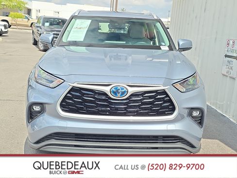 Used 2023 Toyota Highlander XLE FWD image 2