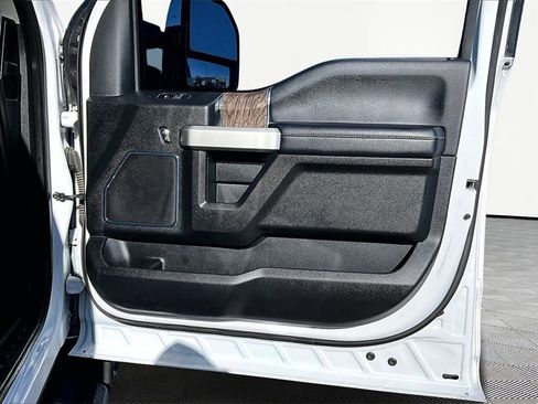 Certified 2019 Ford F250 Lariat w/ Chrome Package image 25