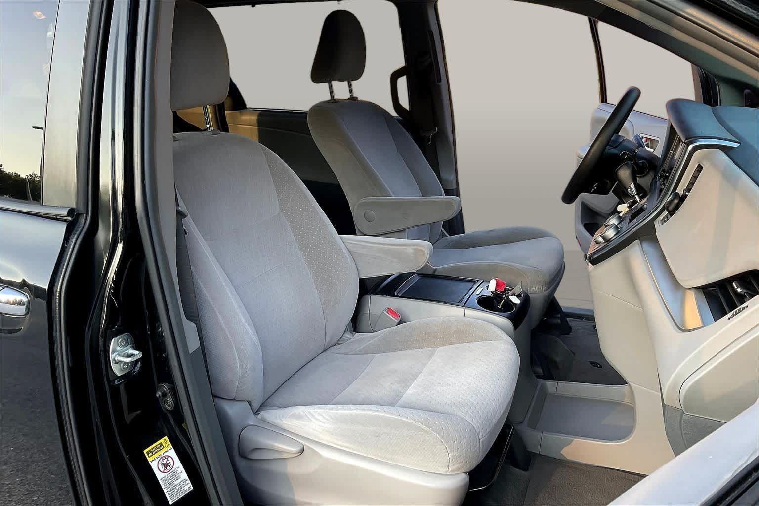 Used 2015 Toyota Sienna LE FWD image 9