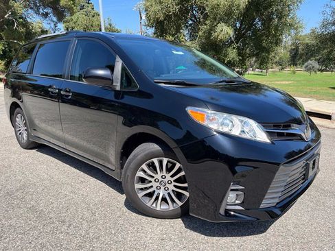 Used 2019 Toyota Sienna XLE Premium w/ Carpet Mat Package FWD image 5