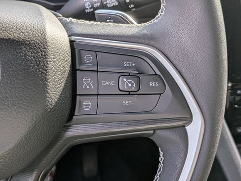 Used 2023 Jeep Grand Cherokee L Laredo image 17