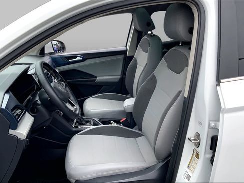 Used 2023 Volkswagen Taos SE w/ Panoramic Sunroof Package FWD image 8